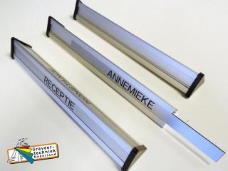 Balie houder aluminium 250x30mm voor 3 namen.